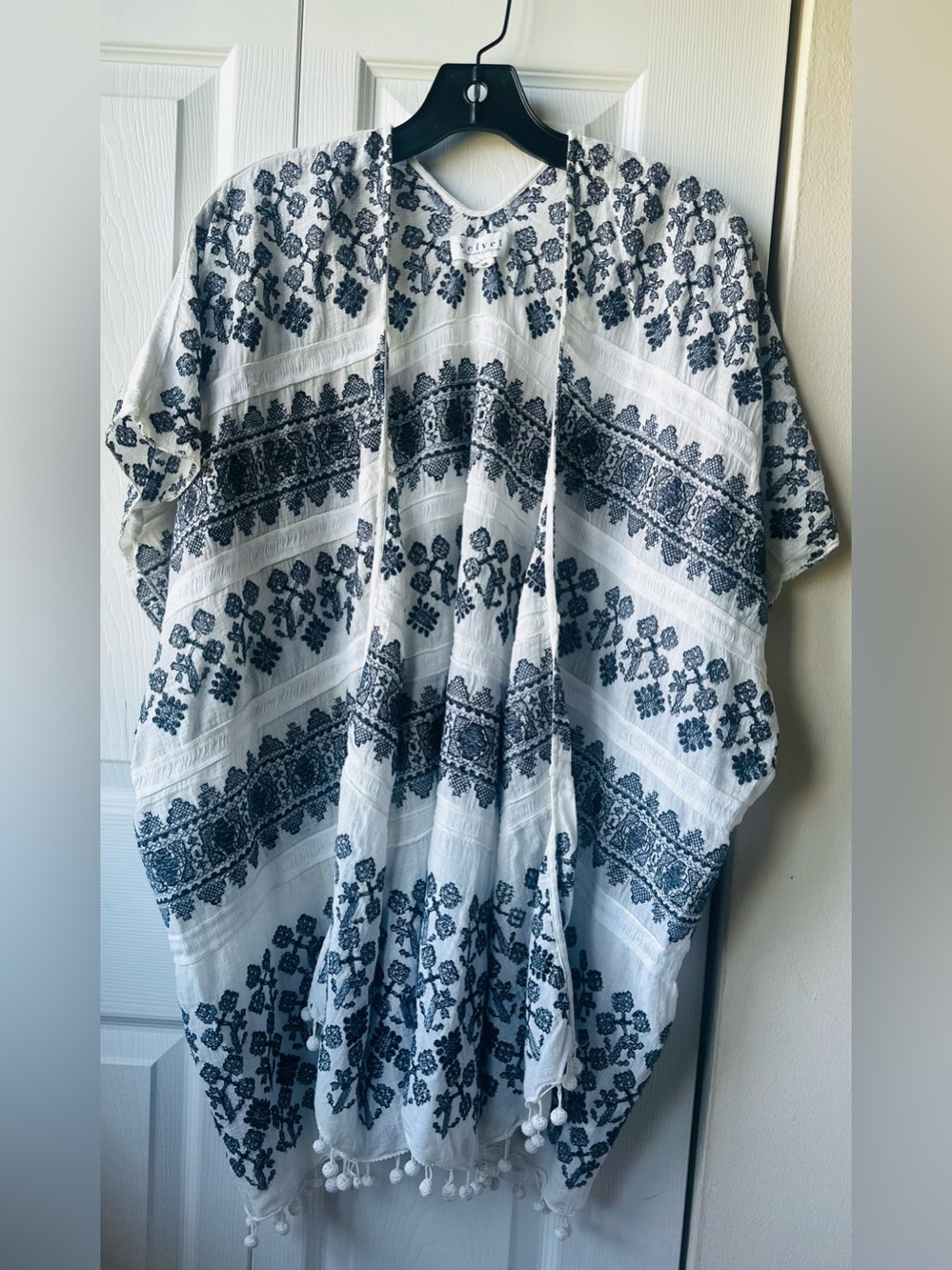 Velvet by Graham & Spencer White and Navy Floral Open Kimono Topper Size XS/S